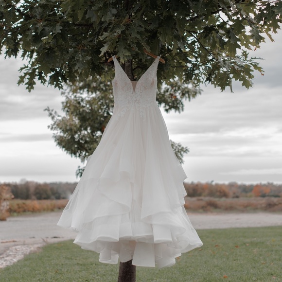 Beautiful Ballgown Tulle Wedding Dress - Picture 5 of 8